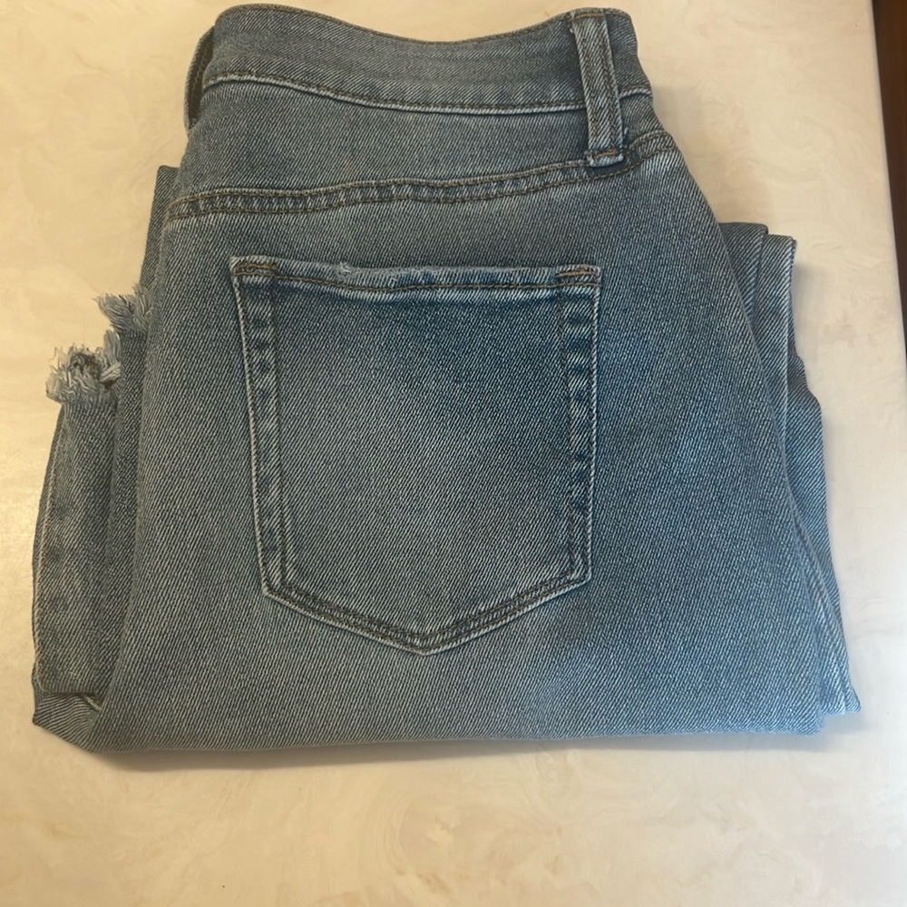 Distressed capris size 27